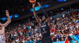 NBA转会窗口：灰熊队签新援，老将布朗面临裁员危机，阵容调整新期待